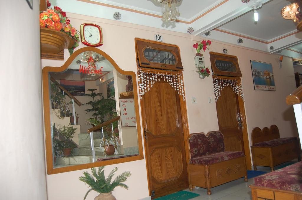Hotel Ashish Inn Kandāghāt Exteriör bild